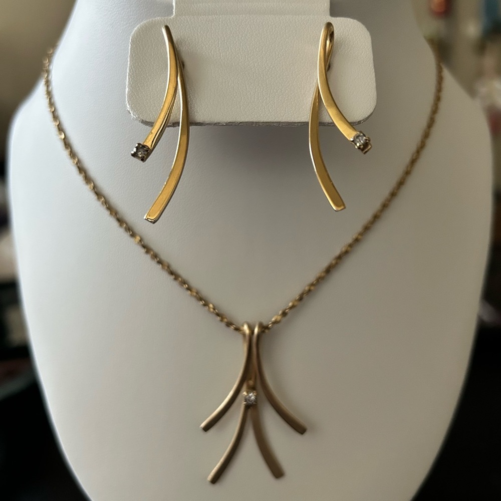 ⭐️3/$20 - Vintage Park Lane Gold-tone Pendant necklace and earrings, GUC ⭐️